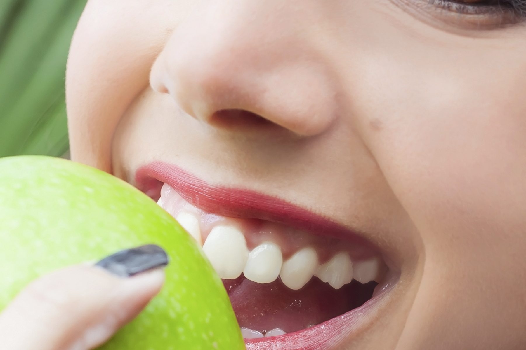 girl eating apple
